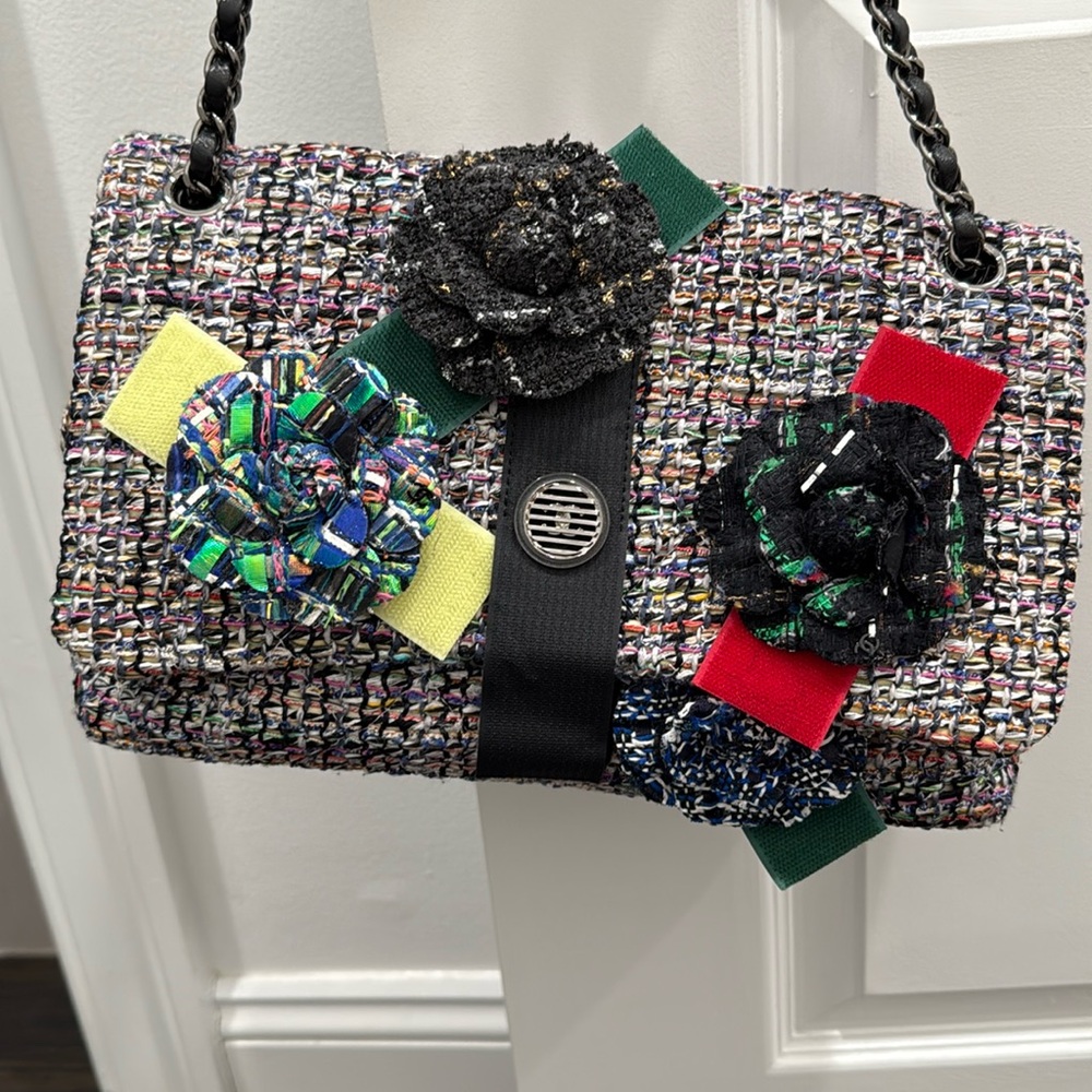 Authentic CHANEL Pre-Owned 2017-2018 Camellia shoulder flap closure bag.